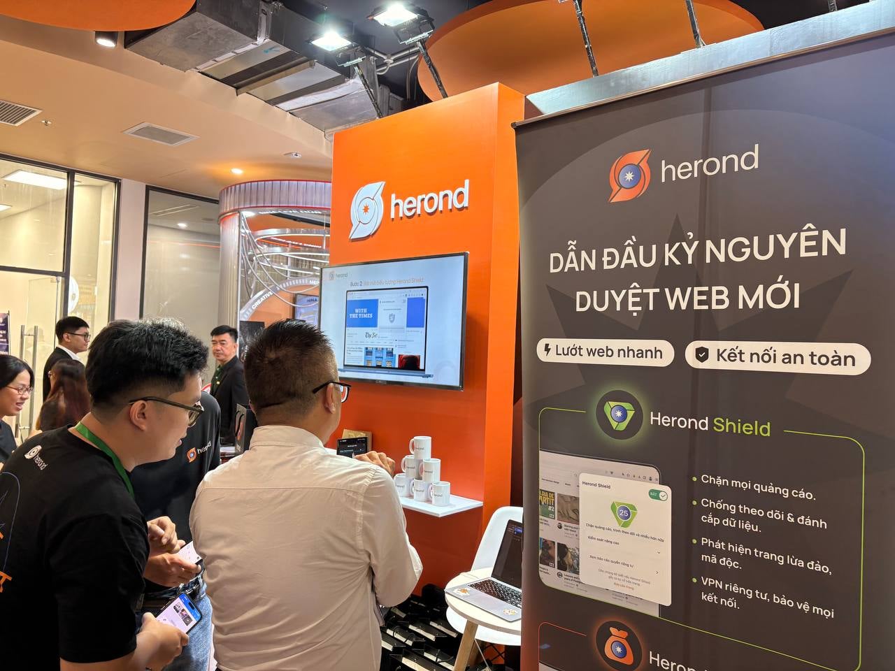 Herond Browser live showcase and demo booth at tech summit